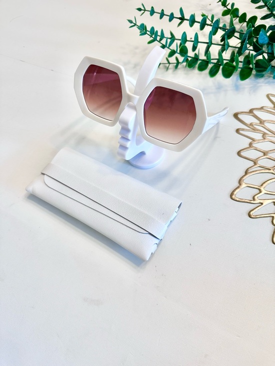 White Frame Women\'s Sunglasses with Gradient Lenses